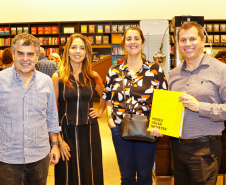 Lançamento do livro do Museu Oscar Niemeyer reúne artistas, curadores e patronos da instituição