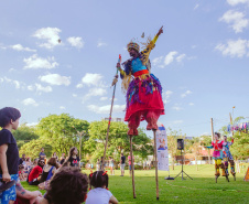 Crianças no Teatro chega a Londrina com o espetáculo “Encontro de Gigantes”