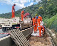 DER está concluindo recuperação da encosta da BR-277 no km 41 