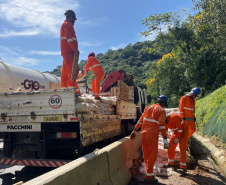 DER está concluindo recuperação da encosta da BR-277 no km 41 