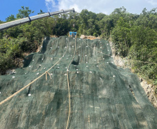 DER está concluindo recuperação da encosta da BR-277 no km 41 