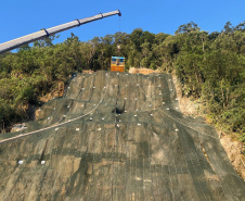 DER está concluindo recuperação da encosta da BR-277 no km 41 