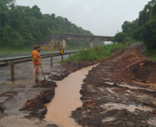 DER/PR recupera rapidamente quedas de barreiras em rodovia nos Campos Gerais