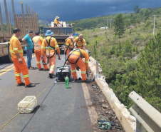 DER/PR recupera rapidamente quedas de barreiras em rodovia nos Campos Gerais