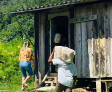 Entrega de cestas para quilombas