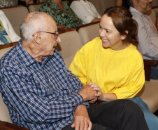 Lançamento do livro do Museu Oscar Niemeyer reúne artistas, curadores e patronos da instituição