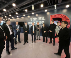 O governador Carlos Massa Ratinho Junior se reuniu nesta terça-feira (14) com representantes da startup sul-coreana Riiid, que é referência em tecnologia na educação, em Seul, no país asiático.