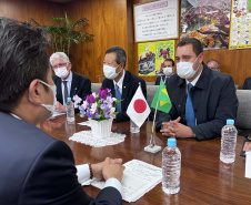 O governador Carlos Massa Ratinho Junior participou nesta terça-feira (07) de uma reunião com o vice-ministro da Agricultura, Silvicultura e Pesca do Japão, Atsushi Nonaka.