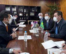 O governador Carlos Massa Ratinho Junior participou nesta terça-feira (07) de uma reunião com o vice-ministro da Agricultura, Silvicultura e Pesca do Japão, Atsushi Nonaka.