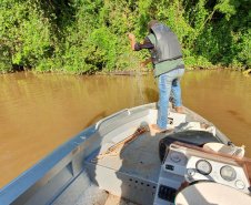 Operação do IAT no Rio Paraná busca combater a prática da pesca ilegal. Foram recolhidos materiais proibidos e aplicadas multas.