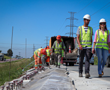 Obras de iluminação do Contorno Sul de Curitiba atingem 50% de execução