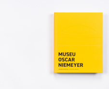 Museu Oscar Niemeyer lança livro histórico de 400 páginas sobre sua coleção permanente