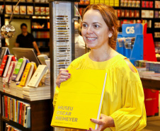 Lançamento do livro do Museu Oscar Niemeyer reúne artistas, curadores e patronos da instituição