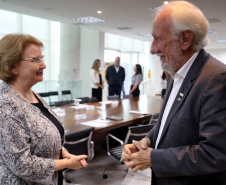 Paraná negocia fortalecimento de parceiras com o Canadá em diversas áreas. Governador em exercício, Darci Piana com a Cônsul-geral  do Canadá em São Paulo Heather Cameron e o chefe do escritório da Região Sul, Paulo Orlandi e os Secretarios Aldo Bona, da Ciência e Tecnologia  e Roni Miranda da Educação Foto Gilson Abreu/Aen