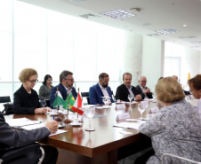 Paraná negocia fortalecimento de parceiras com o Canadá em diversas áreas. Governador em exercício, Darci Piana com a Cônsul-geral  do Canadá em São Paulo Heather Cameron e o chefe do escritório da Região Sul, Paulo Orlandi e os Secretarios Aldo Bona, da Ciência e Tecnologia  e Roni Miranda da Educação Foto Gilson Abreu/Aen