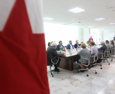 Paraná negocia fortalecimento de parceiras com o Canadá em diversas áreas. Governador em exercício, Darci Piana com a Cônsul-geral  do Canadá em São Paulo Heather Cameron e o chefe do escritório da Região Sul, Paulo Orlandi e os Secretarios Aldo Bona, da Ciência e Tecnologia  e Roni Miranda da Educação Foto Gilson Abreu/Aen