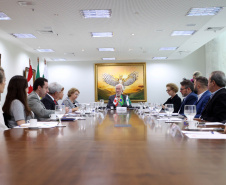 Paraná negocia fortalecimento de parceiras com o Canadá em diversas áreas. Governador em exercício, Darci Piana com a Cônsul-geral  do Canadá em São Paulo Heather Cameron e o chefe do escritório da Região Sul, Paulo Orlandi e os Secretarios Aldo Bona, da Ciência e Tecnologia  e Roni Miranda da Educação Foto Gilson Abreu/Aen