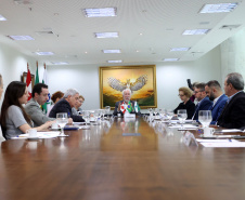 Paraná negocia fortalecimento de parceiras com o Canadá em diversas áreas. Governador em exercício, Darci Piana com a Cônsul-geral  do Canadá em São Paulo Heather Cameron e o chefe do escritório da Região Sul, Paulo Orlandi e os Secretarios Aldo Bona, da Ciência e Tecnologia  e Roni Miranda da Educação Foto Gilson Abreu/Aen