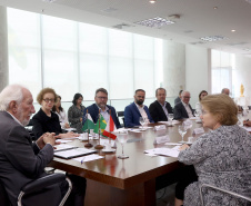 Paraná negocia fortalecimento de parceiras com o Canadá em diversas áreas. Governador em exercício, Darci Piana com a Cônsul-geral  do Canadá em São Paulo Heather Cameron e o chefe do escritório da Região Sul, Paulo Orlandi e os Secretarios Aldo Bona, da Ciência e Tecnologia  e Roni Miranda da Educação Foto Gilson Abreu/Aen