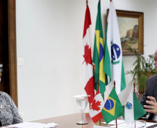 Paraná negocia fortalecimento de parceiras com o Canadá em diversas áreas. Governador em exercício, Darci Piana com a Cônsul-geral  do Canadá em São Paulo Heather Cameron e o chefe do escritório da Região Sul, Paulo Orlandi e os Secretarios Aldo Bona, da Ciência e Tecnologia  e Roni Miranda da Educação Foto Gilson Abreu/Aen