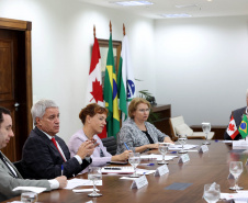 Paraná negocia fortalecimento de parceiras com o Canadá em diversas áreas. Governador em exercício, Darci Piana com a Cônsul-geral  do Canadá em São Paulo Heather Cameron e o chefe do escritório da Região Sul, Paulo Orlandi e os Secretarios Aldo Bona, da Ciência e Tecnologia  e Roni Miranda da Educação Foto Gilson Abreu/Aen