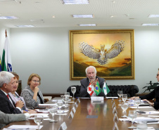 Paraná negocia fortalecimento de parceiras com o Canadá em diversas áreas. Governador em exercício, Darci Piana com a Cônsul-geral  do Canadá em São Paulo Heather Cameron e o chefe do escritório da Região Sul, Paulo Orlandi e os Secretarios Aldo Bona, da Ciência e Tecnologia  e Roni Miranda da Educação Foto Gilson Abreu/Aen