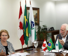 Paraná negocia fortalecimento de parceiras com o Canadá em diversas áreas. Governador em exercício, Darci Piana com a Cônsul-geral  do Canadá em São Paulo Heather Cameron e o chefe do escritório da Região Sul, Paulo Orlandi e os Secretarios Aldo Bona, da Ciência e Tecnologia  e Roni Miranda da Educação Foto Gilson Abreu/Aen