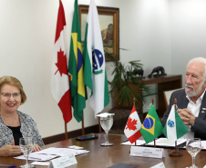 Paraná negocia fortalecimento de parceiras com o Canadá em diversas áreas. Governador em exercício, Darci Piana com a Cônsul-geral  do Canadá em São Paulo Heather Cameron e o chefe do escritório da Região Sul, Paulo Orlandi e os Secretarios Aldo Bona, da Ciência e Tecnologia  e Roni Miranda da Educação Foto Gilson Abreu/Aen