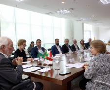 Paraná negocia fortalecimento de parceiras com o Canadá em diversas áreas. Governador em exercício, Darci Piana com a Cônsul-geral  do Canadá em São Paulo Heather Cameron e o chefe do escritório da Região Sul, Paulo Orlandi e os Secretarios Aldo Bona, da Ciência e Tecnologia  e Roni Miranda da Educação Foto Gilson Abreu/Aen