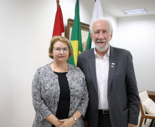 Paraná negocia fortalecimento de parceiras com o Canadá em diversas áreas. Governador em exercício, Darci Piana com a Cônsul-geral  do Canadá em São Paulo Heather Cameron e o chefe do escritório da Região Sul, Paulo Orlandi e os Secretarios Aldo Bona, da Ciência e Tecnologia  e Roni Miranda da Educação Foto Gilson Abreu/Aen