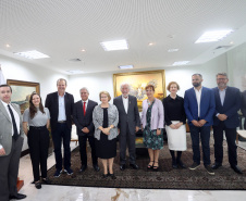 Paraná negocia fortalecimento de parceiras com o Canadá em diversas áreas. Governador em exercício, Darci Piana com a Cônsul-geral  do Canadá em São Paulo Heather Cameron e o chefe do escritório da Região Sul, Paulo Orlandi e os Secretarios Aldo Bona, da Ciência e Tecnologia  e Roni Miranda da Educação Foto Gilson Abreu/Aen