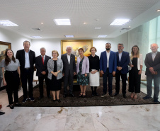 Paraná negocia fortalecimento de parceiras com o Canadá em diversas áreas. Governador em exercício, Darci Piana com a Cônsul-geral  do Canadá em São Paulo Heather Cameron e o chefe do escritório da Região Sul, Paulo Orlandi e os Secretarios Aldo Bona, da Ciência e Tecnologia  e Roni Miranda da Educação Foto Gilson Abreu/Aen