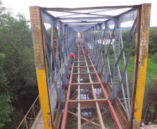 Ponte metálica entre a Lapa e Campo do Tenente está ficando com cara nova 