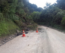 DER está com maquinário mobilizado na PR-090, em trecho atingido por queda de barreira 