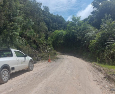 DER está com maquinário mobilizado na PR-090, em trecho atingido por queda de barreira 