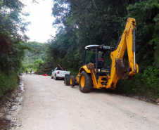 DER está com maquinário mobilizado na PR-090, em trecho atingido por queda de barreira 