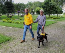 Governo recebe Rock e Roberto Leite, dupla de cego e cão-guia que vai trabalhar em órgão estadual