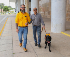 Governo recebe Rock e Roberto Leite, dupla de cego e cão-guia que vai trabalhar em órgão estadual