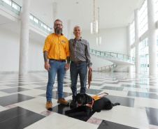 Governo recebe Rock e Roberto Leite, dupla de cego e cão-guia que vai trabalhar em órgão estadual