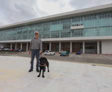 Governo recebe Rock e Roberto Leite, dupla de cego e cão-guia que vai trabalhar em órgão estadual