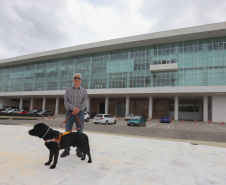 Governo recebe Rock e Roberto Leite, dupla de cego e cão-guia que vai trabalhar em órgão estadual