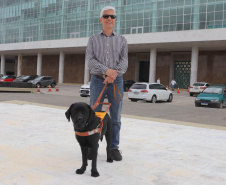 Governo recebe Rock e Roberto Leite, dupla de cego e cão-guia que vai trabalhar em órgão estadual