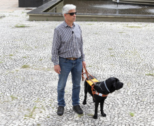 Governo recebe Rock e Roberto Leite, dupla de cego e cão-guia que vai trabalhar em órgão estadual