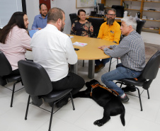 Governo recebe Rock e Roberto Leite, dupla de cego e cão-guia que vai trabalhar em órgão estadual