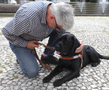 Governo recebe Rock e Roberto Leite, dupla de cego e cão-guia que vai trabalhar em órgão estadual