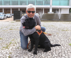 Governo recebe Rock e Roberto Leite, dupla de cego e cão-guia que vai trabalhar em órgão estadual