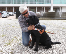 Governo recebe Rock e Roberto Leite, dupla de cego e cão-guia que vai trabalhar em órgão estadual