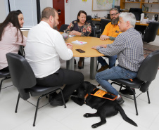 Governo recebe Rock e Roberto Leite, dupla de cego e cão-guia que vai trabalhar em órgão estadual