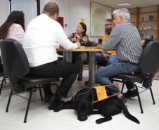 Governo recebe Rock e Roberto Leite, dupla de cego e cão-guia que vai trabalhar em órgão estadual