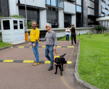 Governo recebe Rock e Roberto Leite, dupla de cego e cão-guia que vai trabalhar em órgão estadual